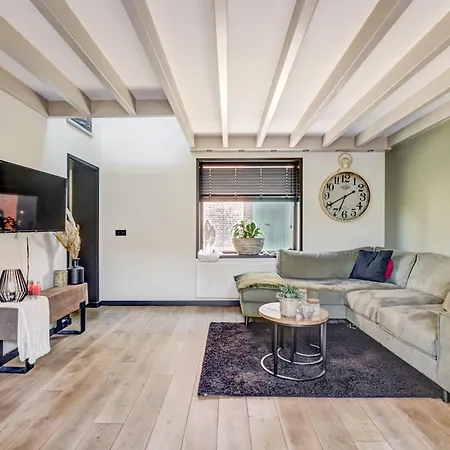 Holiday home Weesnobel Luxe Oud-Beijerland